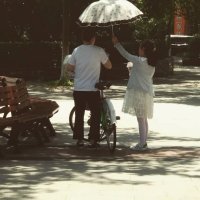 Всегда ржу с этого автора, копипастит все подряд ради лайков никогда не вникая в фотографии -
1. Женщина с упакованным младенцем, со спины, старшая дочка держит зонтик от солнца над мамой и ребенком.
2. Мужик фотографирует передок авто на телефон.
Ну и так далее.

P.S. Особенно смешной бред автор несет выкладывая фото из России...