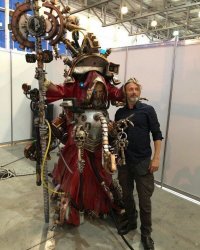 Оооооо бозе, это же великий и неподражаемый Велизарий Коул, а рядом с ним какой то мужик....