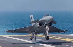 Он не раскачивается. Он на штанге. Законы физики остаются неизменными несмотря на технологии, и остановить самолет на такой дистанции мало что сможет  быстро и безопасно.