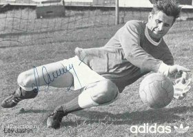 а я брал автограф у Яшина))
в далеком 1981 г в Тольятти начался турнир по мини футболу между любительскими командами -"Зимний мяч Автограда". тогда весь город играл в этом турнире. Команды разбили на группы от школьников до ветеранов. Лев Яшин был почетным гостем этого турнира. в 1982 или 83 г состоялась встреча Льва Ивановича с жителями города. Встреча проходила в актовом зале  3-го комплексного общежития, вход был свободный. Я , тогда ученик 6-7 класса, собрался на встречу и хотел взять автограф. у нас дома, да как и у многих тогда, хранились карточки с актрисами и актерами кино, эстрады, театра. было и несколько фото со спортсменами. Среди них былао шикарное фото Яшина в прыжке, тянущегося к мячу на фоне ворот. вот на этом фото я и решил взять автограф. Перевернул все шкафы в поисках этой открытки, четко знал, что она у нас есть, но по закону подлости я ее не нашел((  не нашел совсем!!! за все последующие годы она так нигде и не нашлась. Пришлось брать автограф просто в блокнот,  но и за давностью лет этот блокнот потерялся((