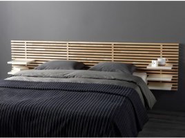 Нет, не бьюсь. Сон спокойный во сне не хожу. 
Мизинцами о ножки стула или стола тоже все бьются? так может их тоже тогда не ставить?