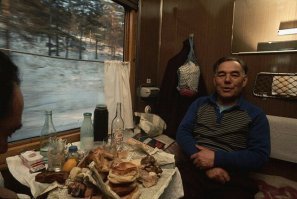 Мужики старой закалки: водку с кефирчиком. А еще и в термосе -ХЗЧ)))