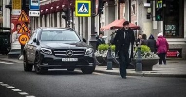 В отличии от Боярского.