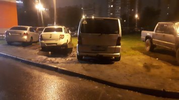 Нате вам еще таких же, тут тоже нету газона? Даже через поребрик каждый день все заскакивают.