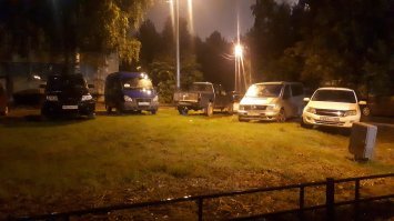 Нате вам еще таких же, тут тоже нету газона? Даже через поребрик каждый день все заскакивают.