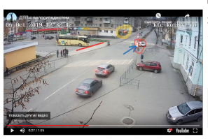 Автобус тоже хорош, чё уж там - жёлтым там уже и не пахло, откровенный красный ему должен был гореть