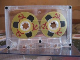 Кассета явно декоративная и не функциональная, скорее к 21 веку относиться как сувенир.
А судя по древностям которые откопал автор в то время были бобины и пластинки.