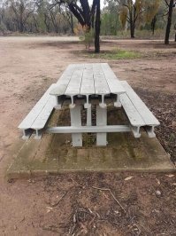 Это стол из рельс, а не шпал.