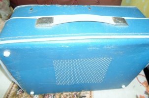 Это не чемоданчик для переносного проигрывателя, а непосредственно портатичный проигрыватель пластинок, смонтированный в чемоданчик. Он от туда физически не доставался.
Насколько я помню на нем были сложности с проигрыванием пластинок стандартного размера, он изготовлялся под маленькие. Гонял на таком в детстве сказки...