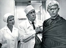 Воспитательница вон какая счасливая из за угла выглядывает. Но дети конечно ужасно смотрятся в этих мешках на фоне ободраных стен.