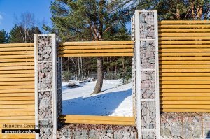 интересно где они доски взяли для починка горки :)