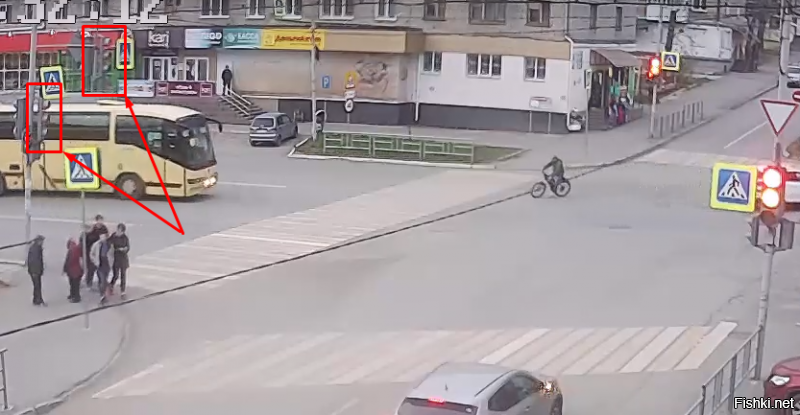 На видео на этих видно, что красный давно загорелся.