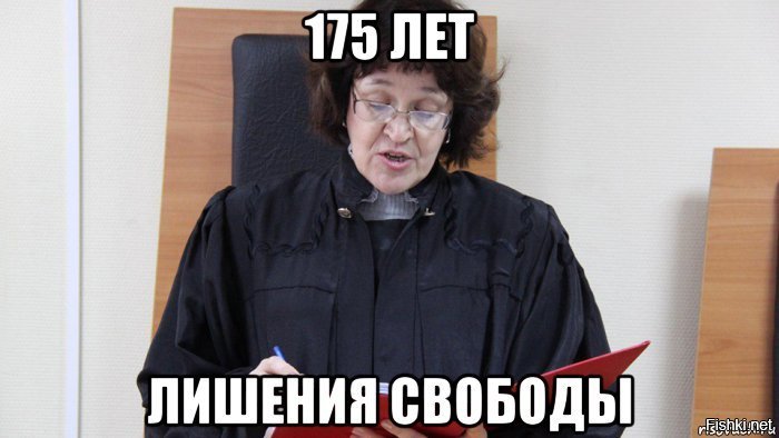 Болельщик попросил футболистку о фото. В момент кадра он взял её за грудь