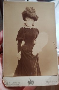 Купили на блошином рынке старую(лет70) книгу атлас, а в ней нашли фотографию которой больше 120 года!!