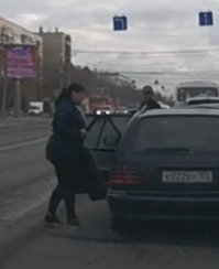 "водитель универсала Mercedes вылетел" ващета вылетела.))