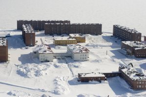 у нас подобное есть. правда не 1 дом, но тоже интересно
г. Снежногорск в Красноярском крае
6 пятиэтажных домов
население ~680 человек
аэропорт сгорел несколько лет назад и самолеты перестали туда летать
что б туда добраться, необходимо за 2-3 месяца бронировать билет на вертолет в Норильске либо Игарке.
лететь 2 часа.
есть еще зимний маршрут на вездеходах. 10-15 часов по тундре и реке
доставка грузов в летнее время осуществляется по реке Хантайке (приток Енисея) с июля по сентябрь.