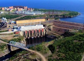 у нас подобное есть. правда не 1 дом, но тоже интересно
г. Снежногорск в Красноярском крае
6 пятиэтажных домов
население ~680 человек
аэропорт сгорел несколько лет назад и самолеты перестали туда летать
что б туда добраться, необходимо за 2-3 месяца бронировать билет на вертолет в Норильске либо Игарке.
лететь 2 часа.
есть еще зимний маршрут на вездеходах. 10-15 часов по тундре и реке
доставка грузов в летнее время осуществляется по реке Хантайке (приток Енисея) с июля по сентябрь.