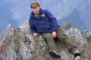 СМИ : "Путин поднялся выше облаков." 

Похоже на его пути на вершину были установлены кабинки для переодевания :