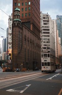 Может быть всё-таки трамвай? 

"10. Самый высокий автобус в мире..." (с)