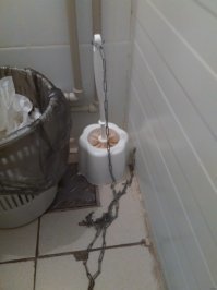 В туалете на Молодечненском заводе мыло привязывают веревкой