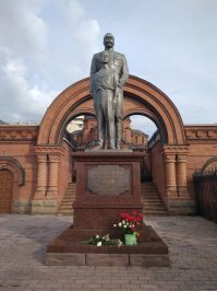 Памятники Сталину, Александру III на набережной, Николаю II с сыном.