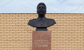 Памятники Сталину, Александру III на набережной, Николаю II с сыном.