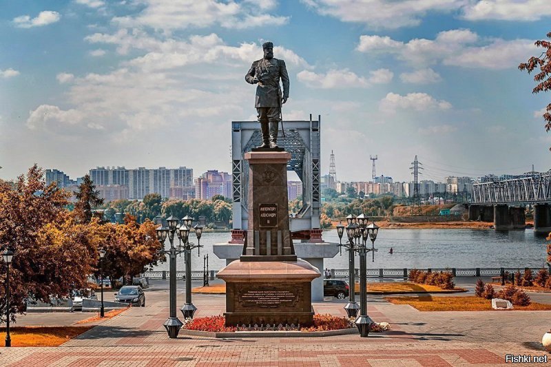 Памятники Сталину, Александру III на набережной, Николаю II с сыном.