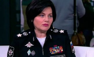 Оплачиваются.
Очень хорошо оплачиваются, если судить по этой мадам.
Вся грудь в крестах и на оплату не жалуется.