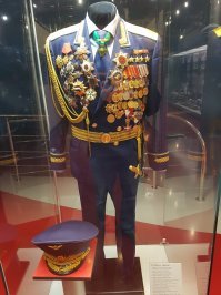 3 недели назад был в музее космонавтики в Москве и видел там болшьшинство из его картин.

Сфотографировал его китель с наградами там же: