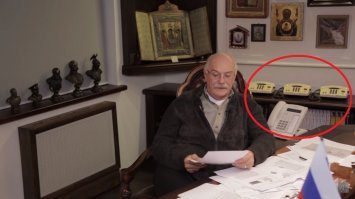 "Барин" подчеркивает свою принадлежность к интеллектуальной элите кучей телефонов спец связи. 
Тут, кто во что горазд...