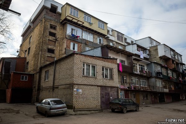 Пригласить архитекторов из дагестана - пусть добавят балконов. :lol.