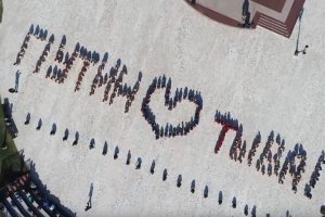 Ой да ладно церковь. Вон президента(то есть обычного человека на выборной должности)  
,дети на коленях поздравляют. 21 век цивилизованная, светская страна