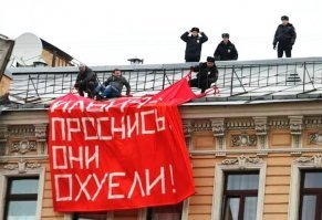 В Нижнем Тагиле неизвестные повесили на мосту баннер «Ильич вставай они ох****»
