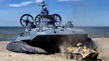 я служил на Зубрах.
Когда выходили на полигоны, то там всегда были люди, никто внимания не обращает на колючую проволоку и предупреждающие знаки. только во время совместных учений выставлялось оцепление.
