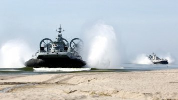 я служил на Зубрах.
Когда выходили на полигоны, то там всегда были люди, никто внимания не обращает на колючую проволоку и предупреждающие знаки. только во время совместных учений выставлялось оцепление.