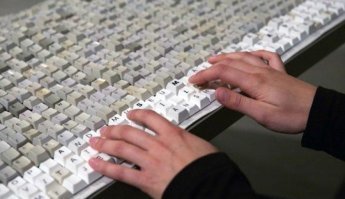 Как они достали. А потом на новую клаву садишься и пальцами уже не туды тычешь.
Давайте уже для всего отдельную кнопку. И настанет рай.