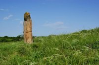 в древности на месте битв ставили каменные столбы, может это лучше чем простенькие обелиски- они через пару десятилетий травой зарастут, а каменный памятник останется...