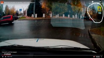 Девочка конечно кегля, но водитель после поворота постоянно набирает ход. Невзирая...