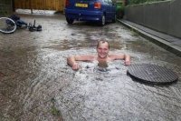 Ничего здесь странного. Мужик отодвинул люк и залез в затопленный колодец.