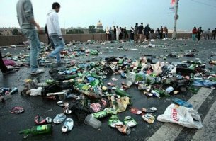 Видно же что на фото утро после праздника! 

Вот тебе фотки из Питера.