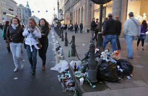 Видно же что на фото утро после праздника! 

Вот тебе фотки из Питера.