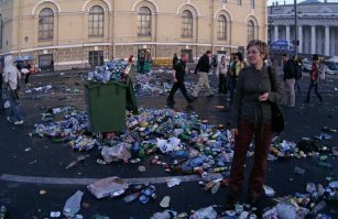 Видно же что на фото утро после праздника! 

Вот тебе фотки из Питера.