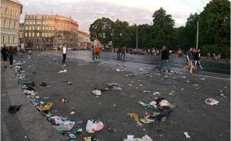 Видно же что на фото утро после праздника! 

Вот тебе фотки из Питера.