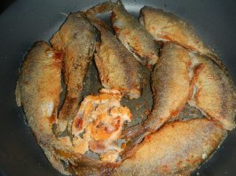 Копченая, котлеты из икры, вяленая, шпроты, жареная... самая вкусная вяленая и шпроты... соленая не понравилась...