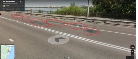 В Воронеже набережная сплошь усыпана люками.