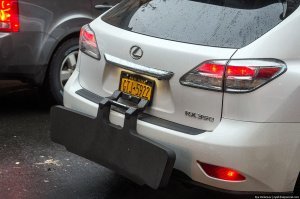 Самый интересный способ уберечь свою машину от царапин