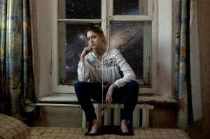 Как-то в звездолёте неуютненько... 
И иллюминатор не надёжный((