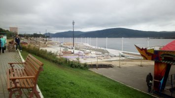 Набережная. Комсомольск на Амуре. 

Если присмотреться ( :) ) то видно, что все солнечные батареи, под ветряками, направлены на СЕВЕР!