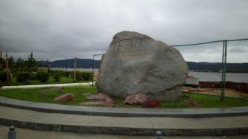Набережная. Комсомольск на Амуре. 

Если присмотреться ( :) ) то видно, что все солнечные батареи, под ветряками, направлены на СЕВЕР!