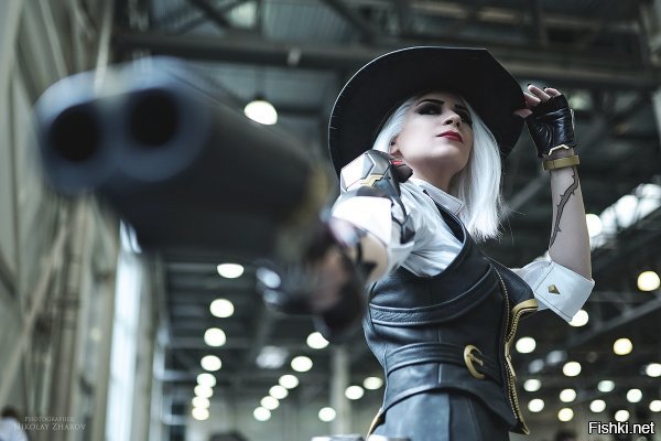 Там было много годных косплееров и стендов. Очень постарались Нинтендо.
Пригласили Мейер и Шелковскую в качестве косплееров


Стенд Борды тоже очень хорош

Ну и конечно девушки косплееры





Но ведь не только девушки могут в косплей

Также был Тед Стоунс, приглашенный издательством BUBBLE, но у него были огромные очереди
Кроме Миккельсена и Кодзимы был ещё Эндрю Скотт.